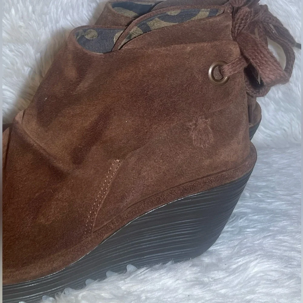 Fly London yebi women’s Brown Suede Ankle Boots size 8
